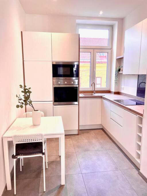 Brand New Spacious & Stylish Aptmt In City-Centre Виена Екстериор снимка